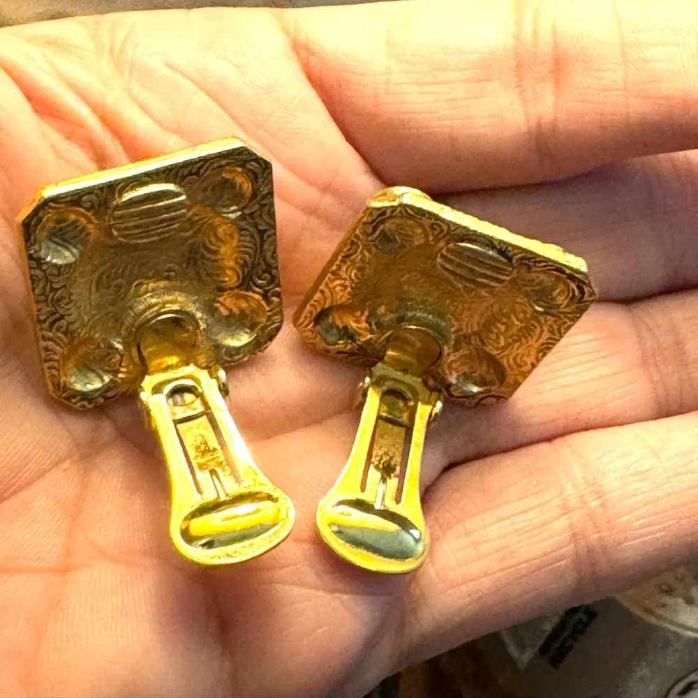 VINTAGE ETRUSCAN Earrings 1” Square Gold Tone Repousse Black onyx neoclassical